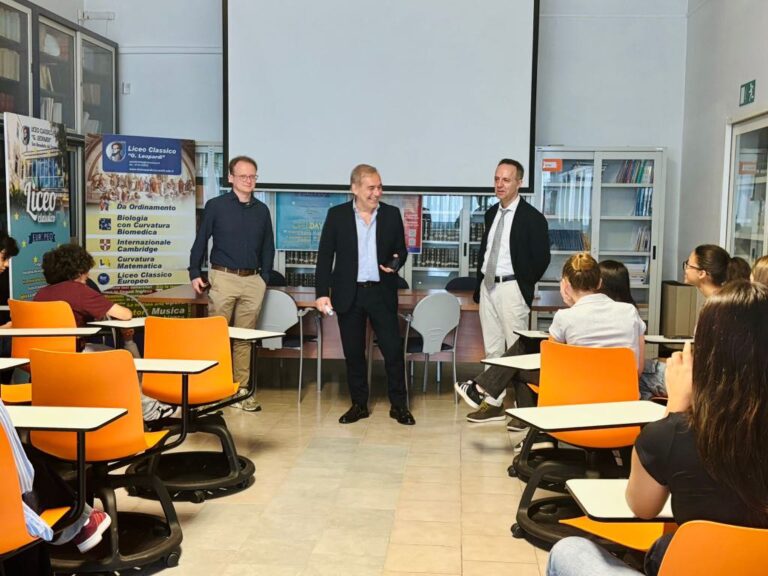 A tu per tu con il futuro: al Liceo Classico Leopardi, un incontro che lascia il segno