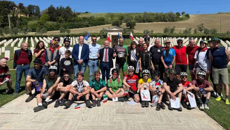 Matteo Ricci ‘sulle ruote della liberazione’: “Vederli ripercorrere in bici la linea gotica ci ha emozionato, hanno dato futuro alla memoria”