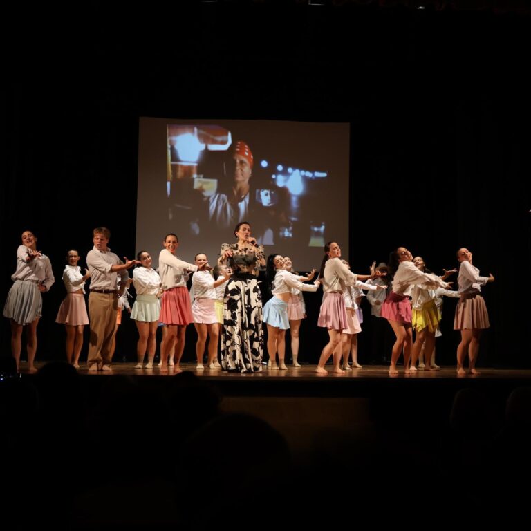 GLORIA CONTI CANTA CIAO LUCIO