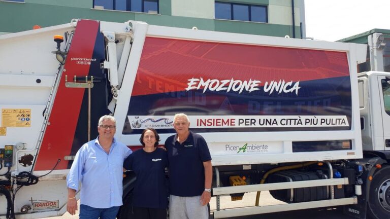 Emozione Unica, PicenAmbiente omaggia la Samb Calcio con un camion compattatore personalizzato
