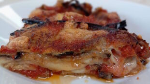 L’indiscussa protagonista dei pranzi estivi: la parmigiana di melanzane