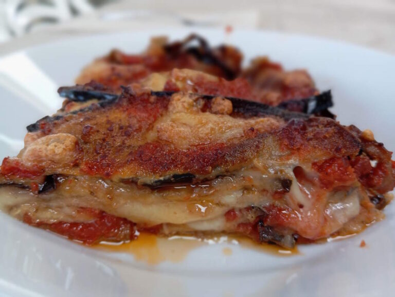 L’indiscussa protagonista dei pranzi estivi: la parmigiana di melanzane