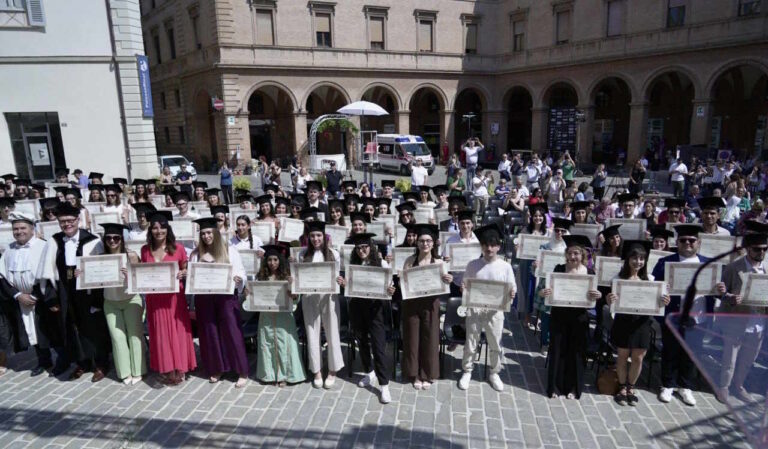 UNIVERSITÀ DI MACERATA: LAUREA, LAVORO E SODDISFAZIONE IN TEMPI RECORD