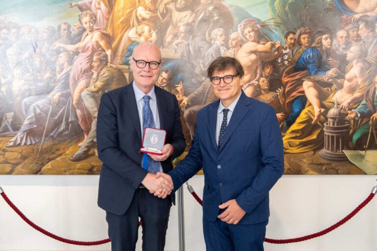 Il Rettore John McCourt premiato come “Marchigiano fuori le mura”