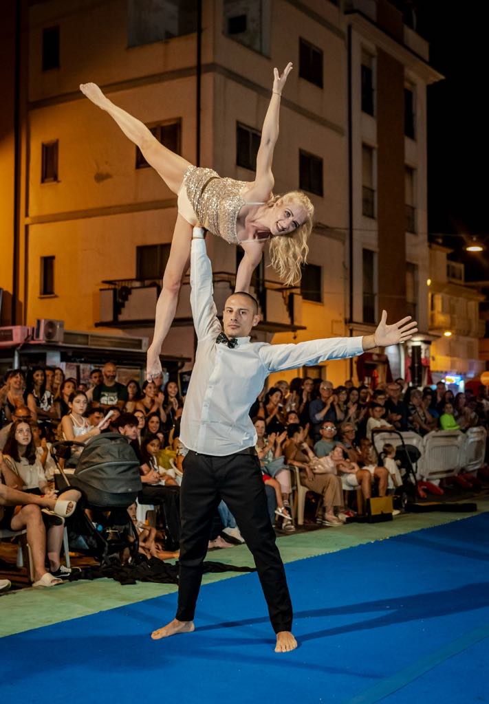 Standing ovation. La Ginnastica MaMoTi incanta la Piazza