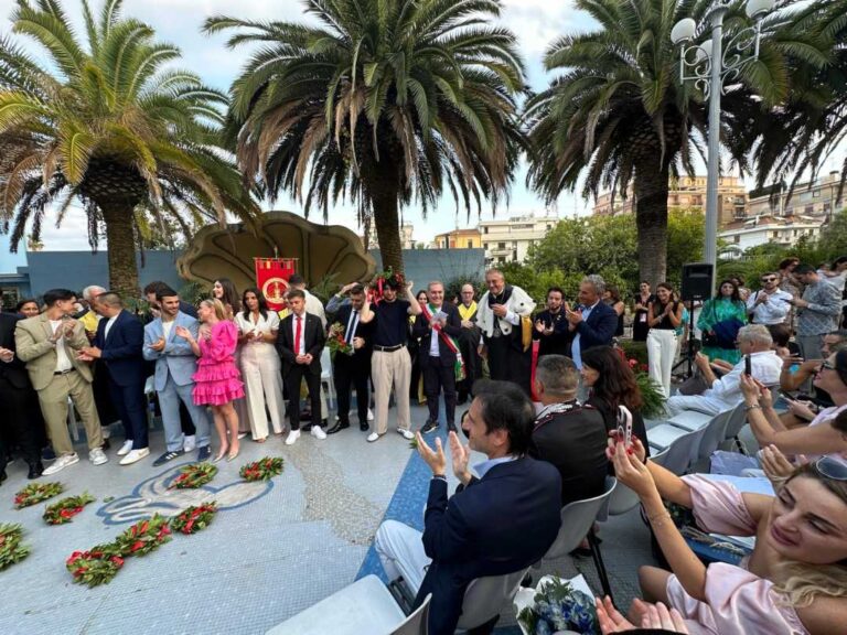 Corone d’alloro per 20 laureate e laureati: “Lauree in piazza” a San Benedetto del Tronto