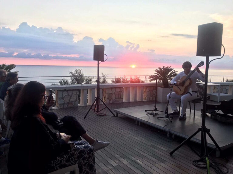 SI APRE LA SECONDA GIORNATA DI ADMED CON LA CHITARRA SPAGNOLA DI GIANMARCO D’EMILIO ALL’ALBA DEL PASSETTO