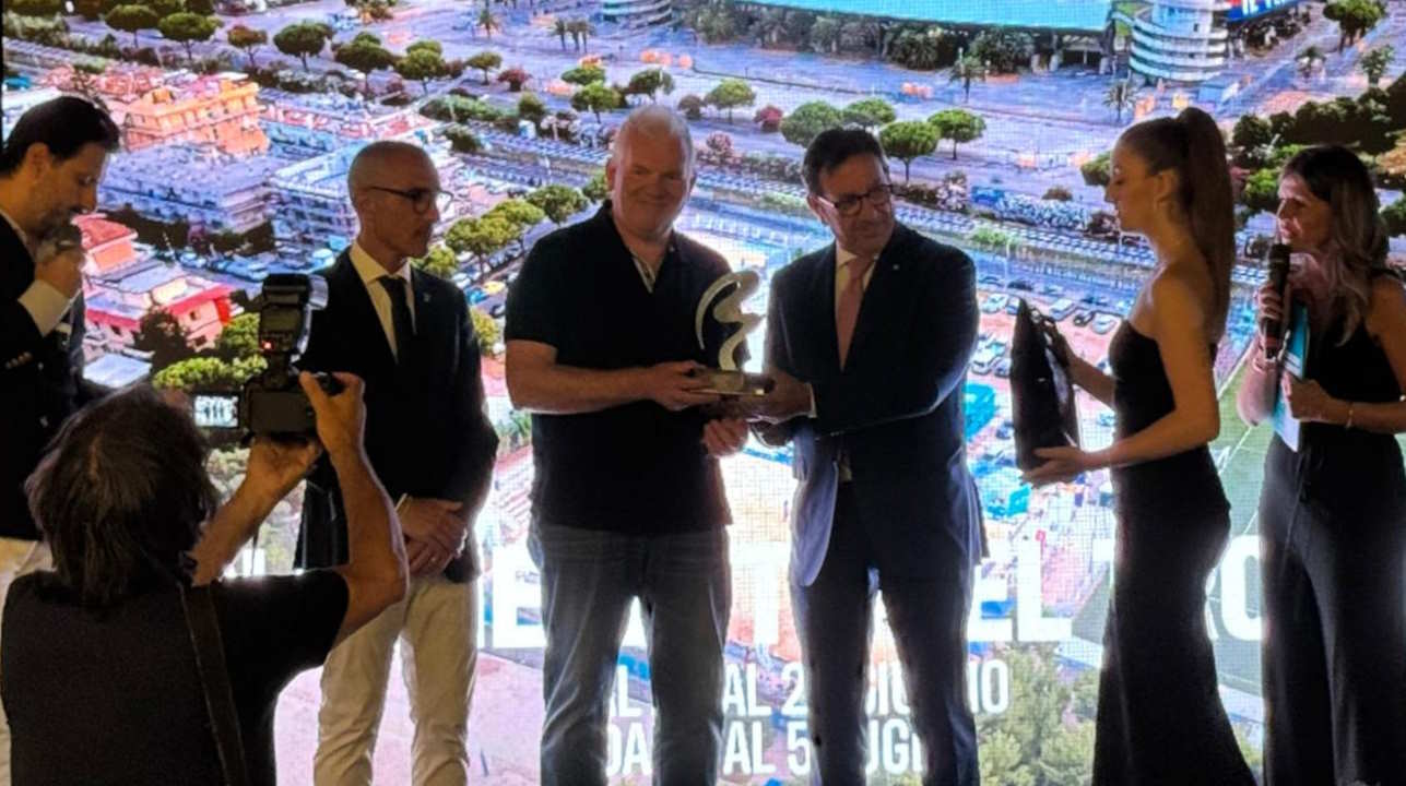 Il-Presidente-Giancarlo-Pasqualini-ritira-il-premio-del-_Beach-and-Cheers_