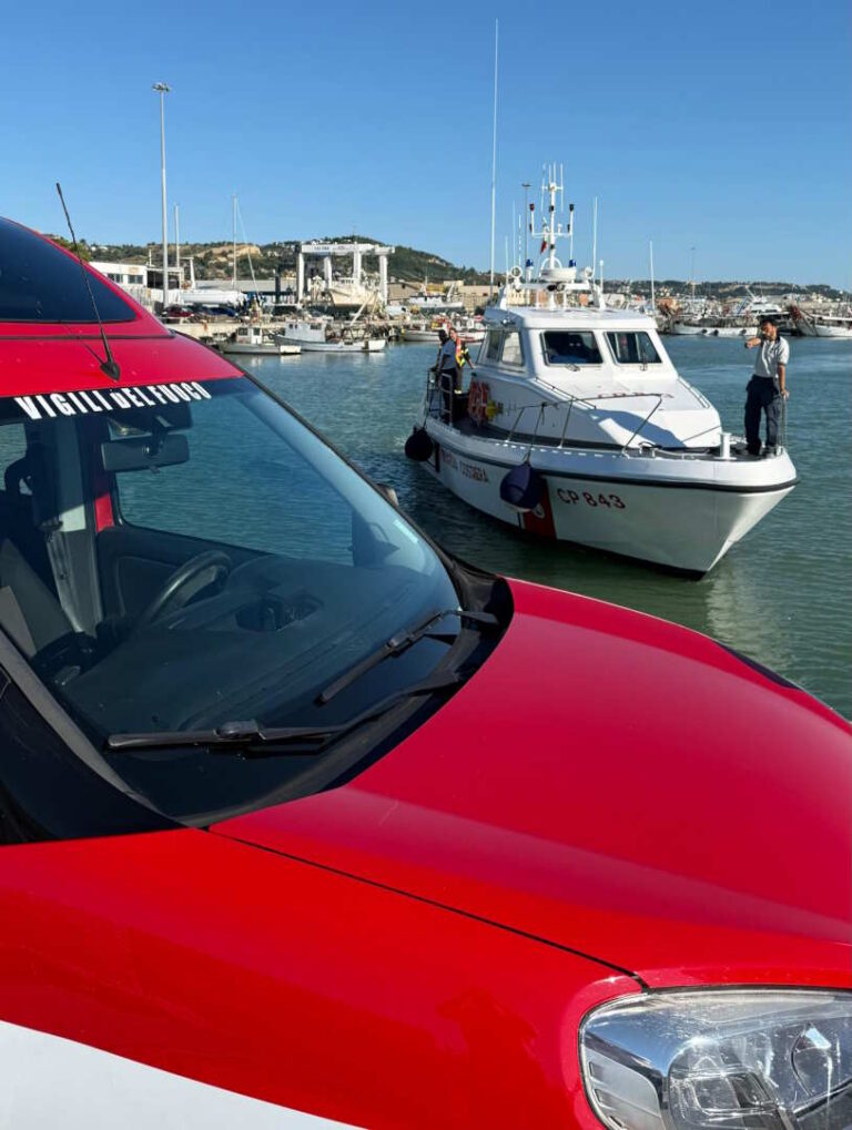 Intervento di soccorso a favore di un peschereccio in difficolta al largo delle coste picene