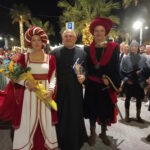 Palio-del-Barone-2025-la-coppia-dei-baroni-e-padre-Gregorio