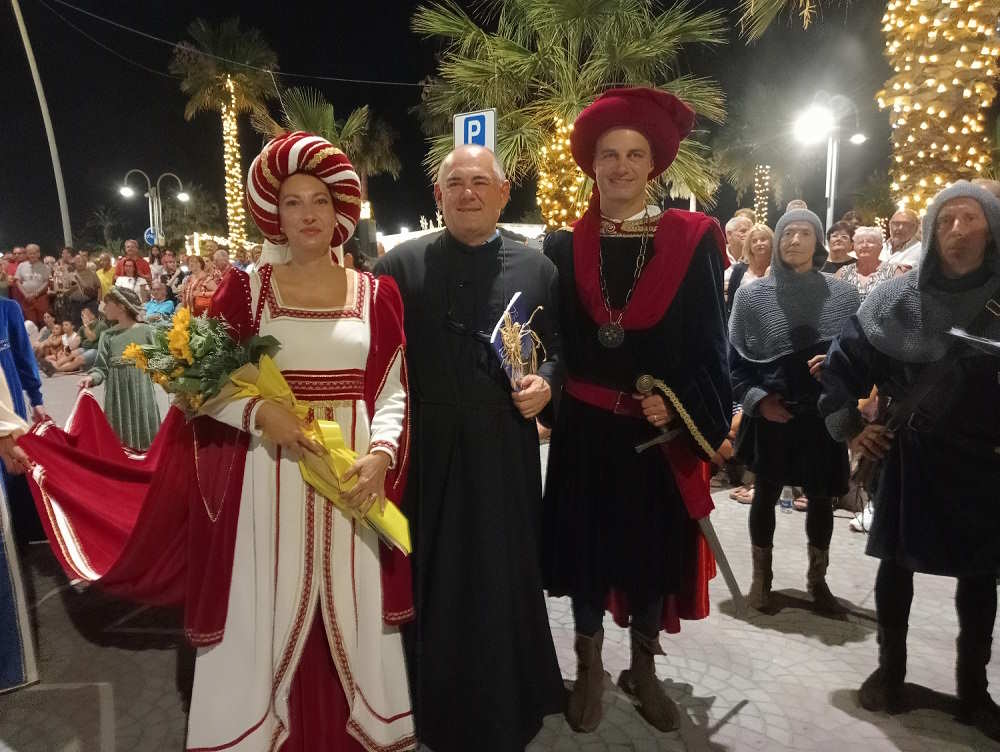 Palio-del-Barone-2025-la-coppia-dei-baroni-e-padre-Gregorio