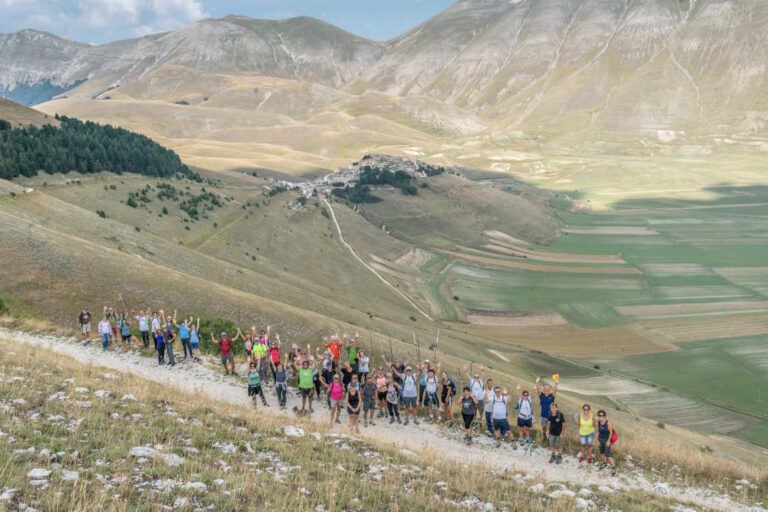 DALLE FERITE ALLA BELLEZZA: IL CAMMINO SOLIDALE TORNA TRA MUSICA E MEMORIA