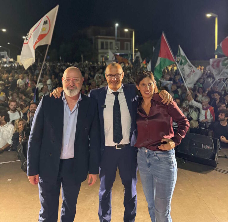 Marche, piazza strapiena a Pesaro. In migliaia per Ricci, Schlein, Bonaccini e l’Alleanza del Cambiamento