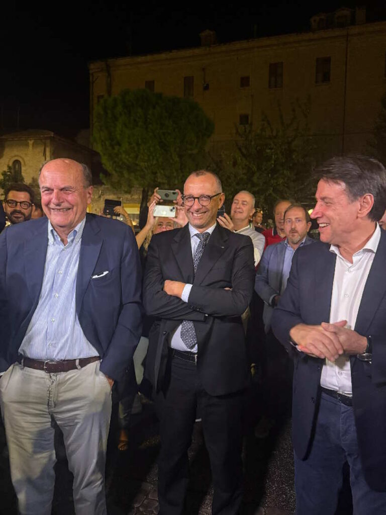 In migliaia per Ricci, Conte e Bersani