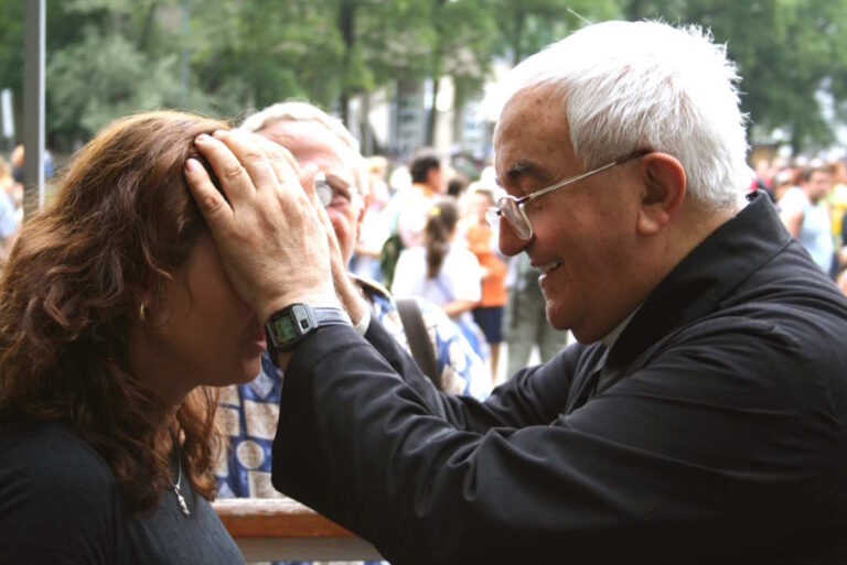 La messa è vista mare: il cardinale Zuppi celebra in spiaggia per ricordare la rivoluzione inclusiva di don Benzi
