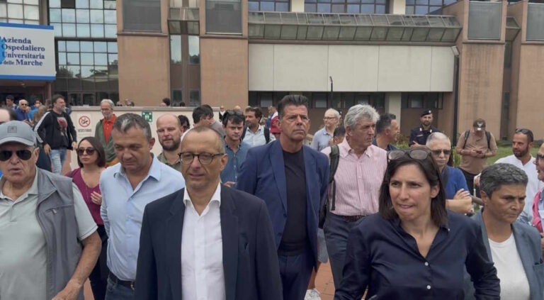 Ricci: “Sanità marchigiana in crisi, allarme salute mentale nei giovani” 