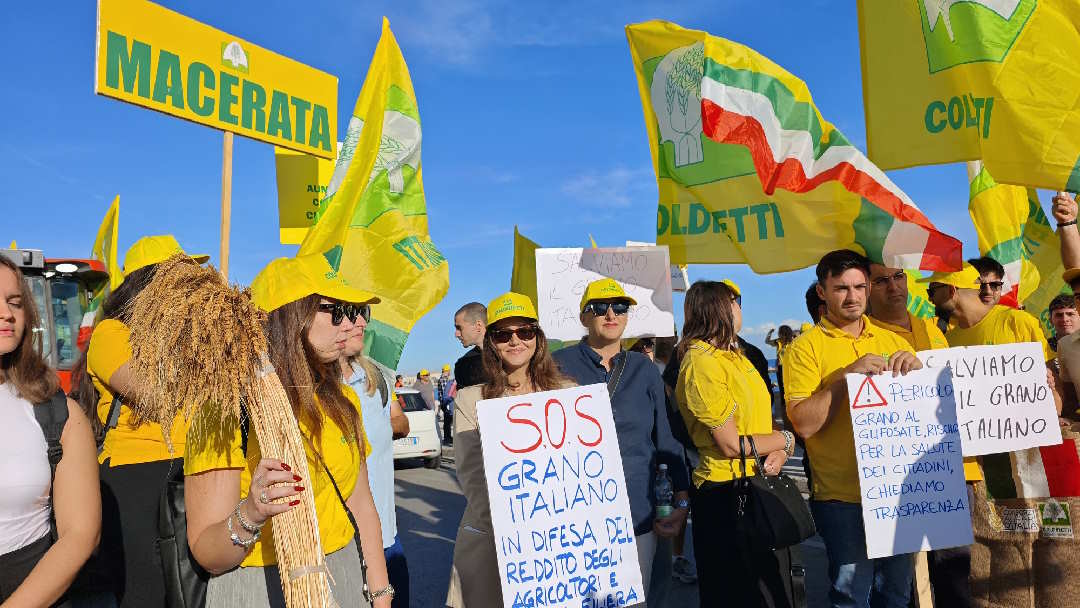 agricoltori-maceratesi-a-bari-protesta-grano