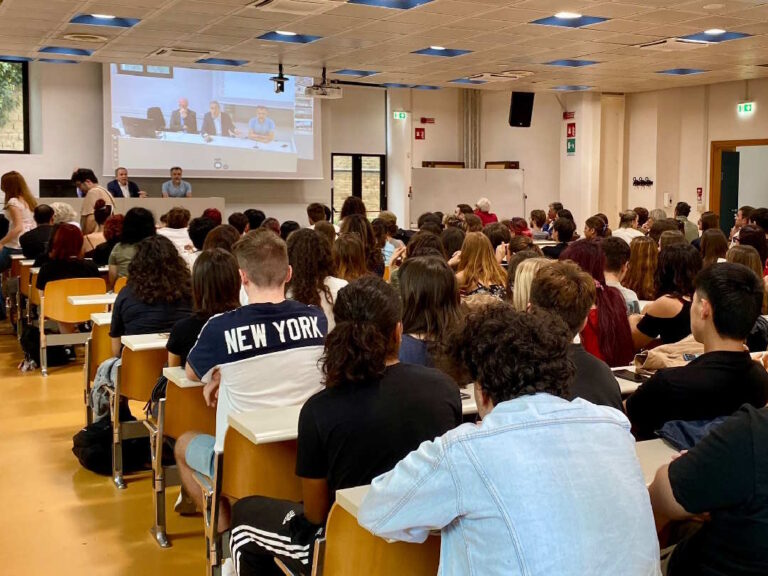 UniMc condanna Hamas e il Governo israeliano, cinque borse di studio per studenti palestinesi