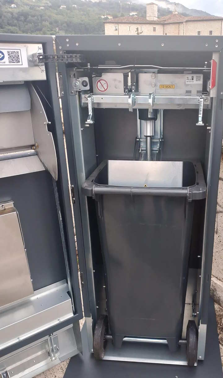 Ascoli, un nuovo cestino intelligente che compatta i rifiuti fino a 7 volte