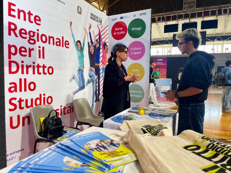Oltre 300 studenti e studentesse allo stand di ERDIS al Palaprometeo di Ancona