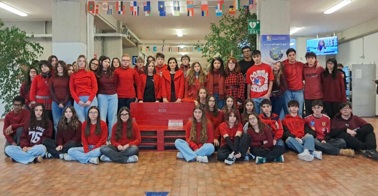 IIS A. CAPRIOTTI: GLI STUDENTI IN ROSSO PER RICORDARE L’IMPORTANZA DELLA GIORNATA INTERNAZIONALE PER L’ELIMINAZIONE DELLA VIOLENZA CONTRO LE DONNE