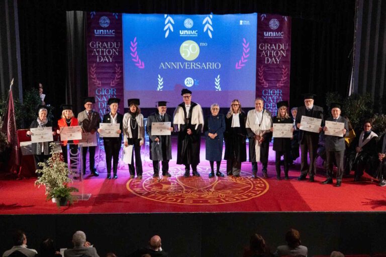 ‘Qui siamo diventati ciò che siamo’: emozioni, ricordi e riconoscimenti nella Giornata del Laureato UniMc