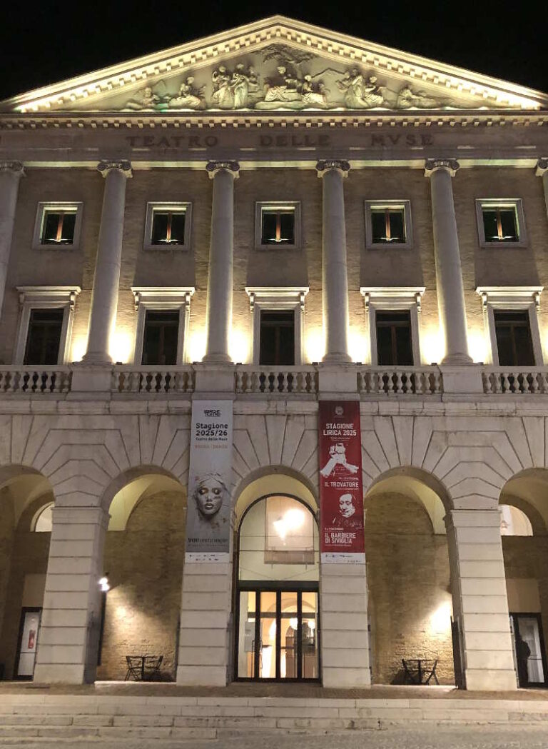 Il Teatro delle Muse si illumina di giallo sole per Ancona Capitale Italiana della Cultura