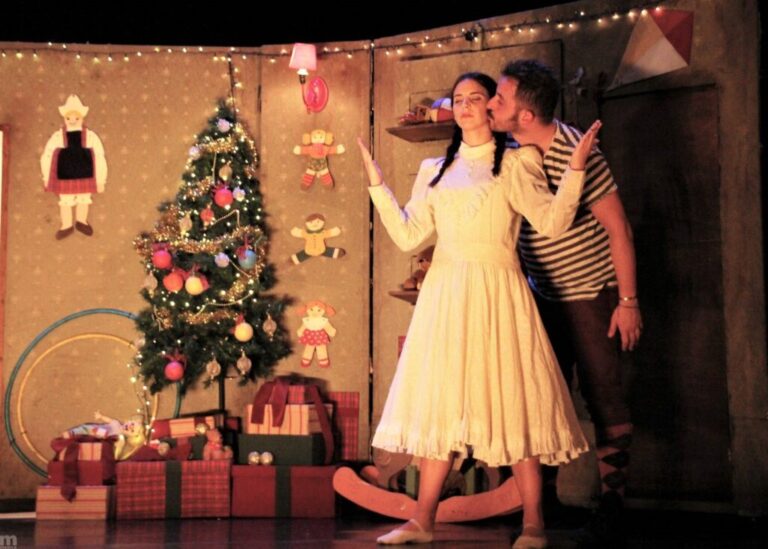 MACERATA, DOMENICA 7 DICEMBRE AL TEATRO LAURO ROSSI “LA BOTTEGA DEI GIOCATTOLI” INAUGURA “FINALMENTE DOMENICA!”, RASSEGNA PER TUTTA LA FAMIGLIA.  LUNEDÌ 8 DICEMBRE LO SPETTACOLO IN SCENA ANCHE AL TEATRO VENTIDIO BASSO DI ASCOLI PICENO