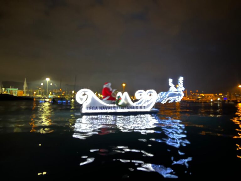 BABBO NATALE ARRIVA DAL MARE ACCOLTO DAL GIROTONDO DEI BAMBINI