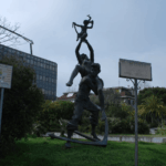 comune-municipio-statua-famiglia-1024x576-1