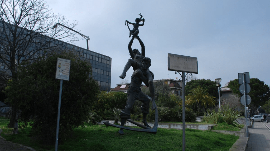 comune-municipio-statua-famiglia-1024x576-1