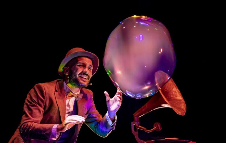 SAN BENEDETTO DEL TRONTO, ALEKOS OTTAVIUCCI CON “RIME INSAPONATE” APRE IL 18 GENNAIO LA RASSEGNA ‘DOMENICA IN FAMIGLIA’