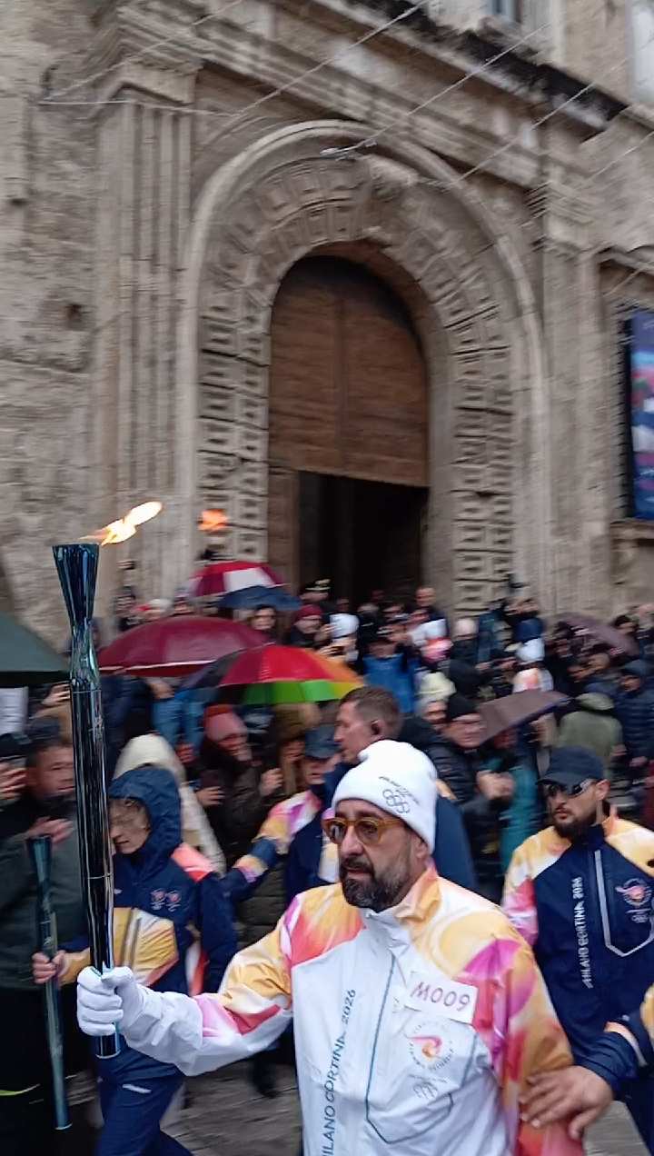 Emozioni olimpiche ad Ascoli Piceno: la fiamma tra vie della città