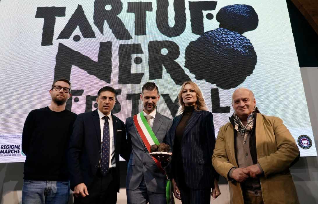 Lufficio-stampa-Federico-Ameli-Francesco-Balloni-Emiliano-Sciamanna-Anna-Falchi-e-il-presidente-della-Camera-di-Commercio-delle-Marche-Gino-Sabatini