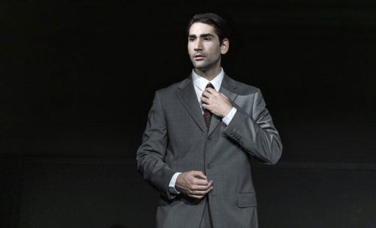 “NELL’OCCHIO DEL LABIRINTO. APOLOGIA DI ENZO TORTORA” DI CHICCO DOSSI CON SIMONE TUDDA IL 15 GENNAIO NEL TEATRO DI MONTALTO DELLE MARCHE E IL 16 GENNAIO A SAN LORENZO IN CAMPO