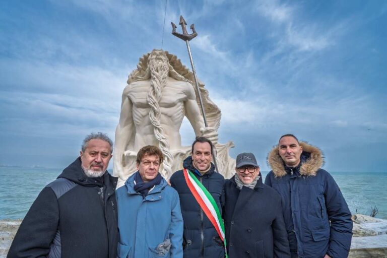Inaugurata la Statua del Nettuno, nuovo simbolo identitario della città di Martinsicuro