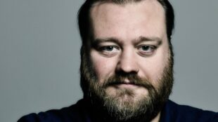 PORTO SANT’ELPIDIO, DOMENICA 11 STEFANO FRESI È IL “DIOGGENE” DI BATTIATO AL TEATRO DELLE API