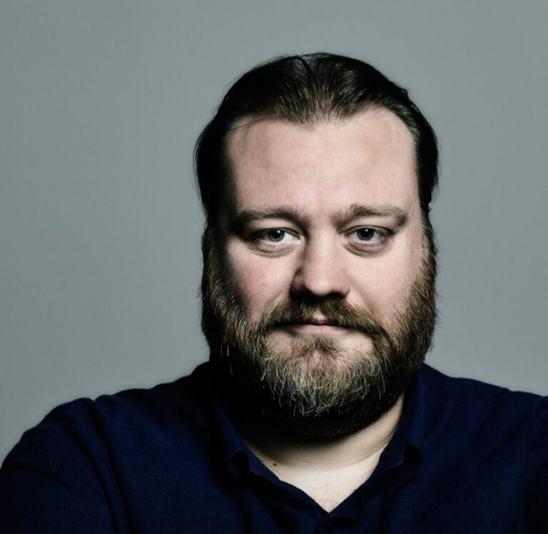 PORTO SANT’ELPIDIO, DOMENICA 11 STEFANO FRESI È IL “DIOGGENE” DI BATTIATO AL TEATRO DELLE API