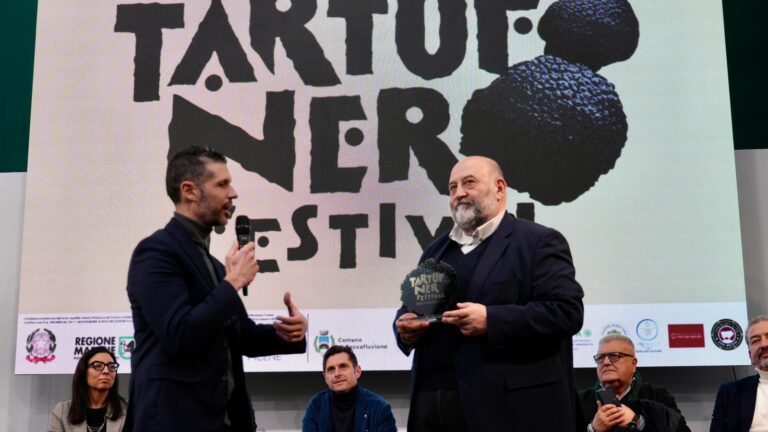 Il consigliere regionale Antonini insignito come “Tedoforo del tartufo”