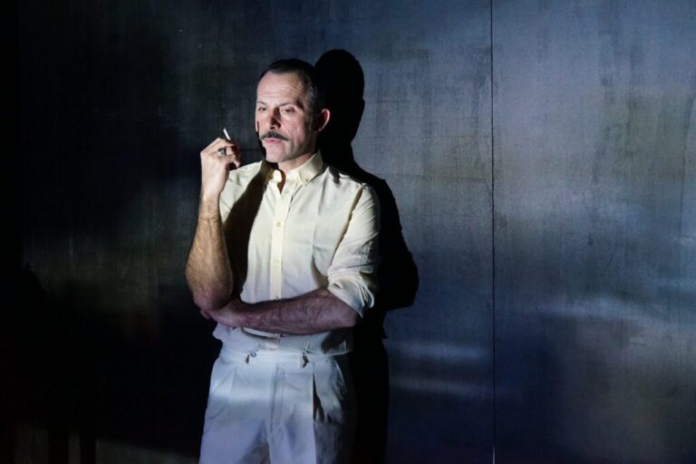 PORTO SANT’ELPIDIO, “RADIO MACBETH” CON ROBERTO MARINELLI: AL TEATRO DELLE API IL 7 FEBBRAIO TRA ORWELL E SHAKESPEARE