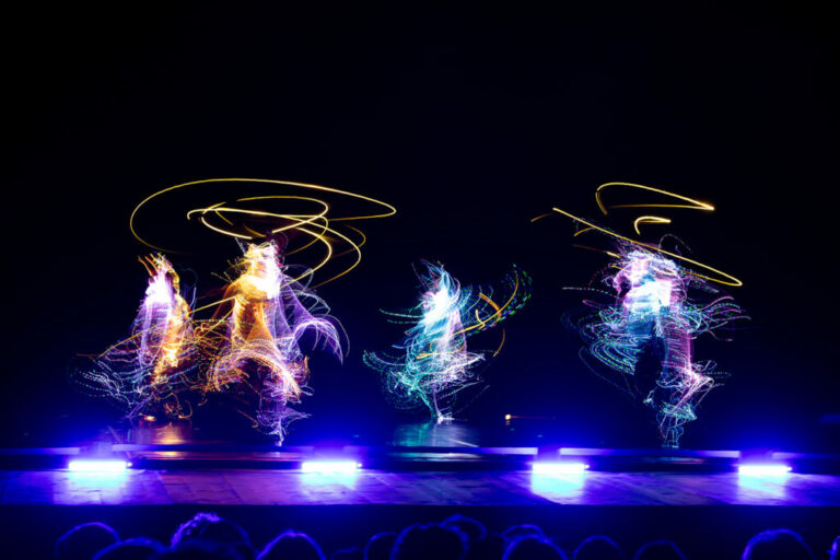 “COSMOS” INCANTA URBINO: VENERDÌ 20 FEBBRAIO AL TEATRO SANZIO UN VIAGGIO TRA DANZA, LUCE E IMMAGINAZIONE FIRMATO EVOLUTION DANCE THEATER