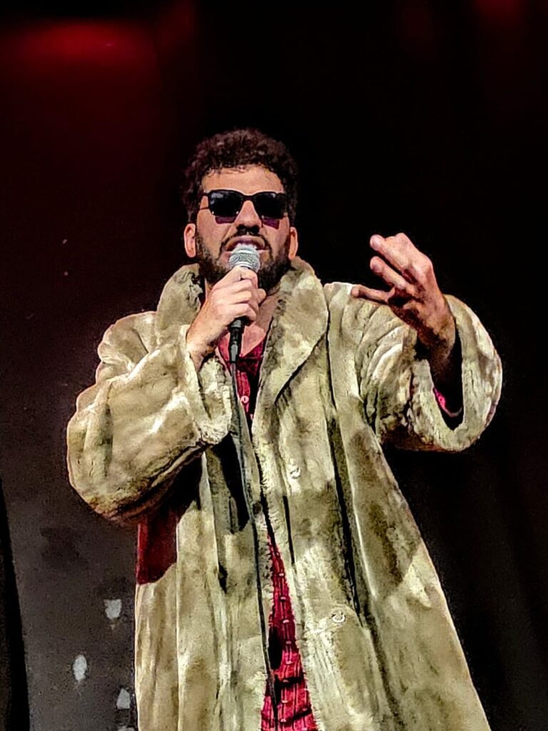 GROTTAMMARE, ENERGIE VIVE 2026, SABATO 28 A TEATRO “BEH, DAI, CARINO” O DELL’IMPORTANZA DELLE RECENSIONI SOCIAL