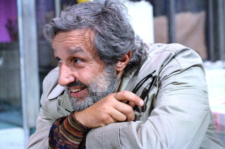 FANO, DA GIOVEDÌ 26 FEBBRAIO AL TEATRO DELLA FORTUNA ARRIVA “GENTE DI FACILI COSTUMI”:  INSINNA E FIUME RIPORTANO IN SCENA LA COMMEDIA CULT DI NINO MANFREDI