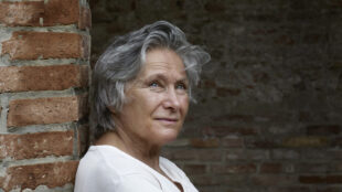 PESARO, MARIANGELA GUALTIERI “UNA POETA IN CITTÀ”: È GIÀ POSSIBILE ISCRIVERSI ALL’INCONTRO PRATICO “L’ARTE DI DIRE LA POESIA”