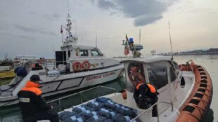 Operazione GUSCIO DURO. La Guardia Costiera sequestra e restituisce al mare una tonnellata di vongole