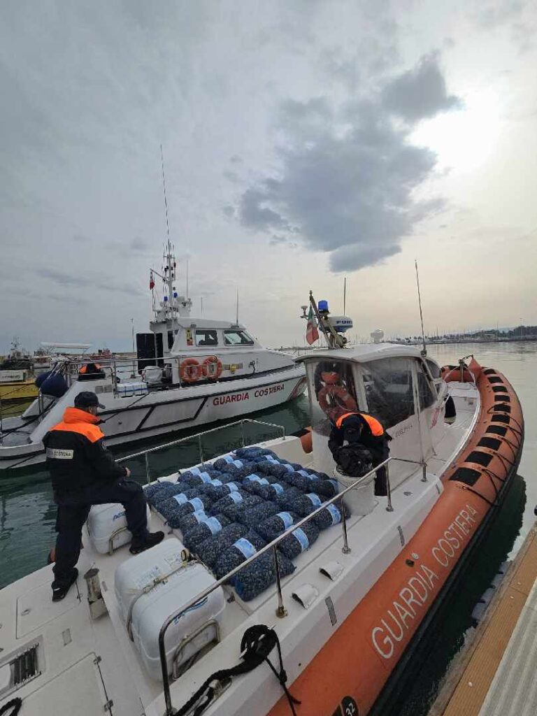 Operazione GUSCIO DURO. La Guardia Costiera sequestra e restituisce al mare una tonnellata di vongole