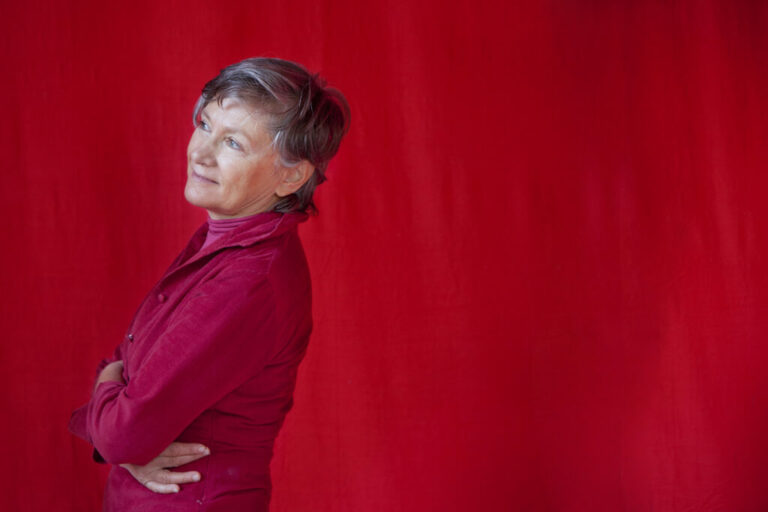 PESARO, VENERDÌ 27 FEBBRAIO MARIANGELA GUALTIERI AL TEATRO SPERIMENTALE CON “RUVIDO UMANO” TRA POESIA E MUSICA ELETTRONICA PER TEATROLTRE