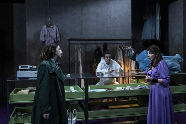 SAN BENEDETTO, CON “LE STRAVAGANTI DIS-AVVENTURE DI KIM SPARROW”, PAOLA MINACCIONI PORTA AL CONCORDIA DAL 17 AL 19 MARZO  LA DARK COMEDY DI TRE DONNE ECCENTRICHE