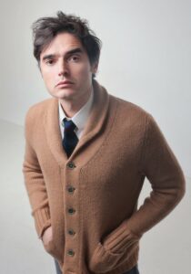 CHIARAVALLE, “UN AMORE”: IL 7 MARZO A TEATRO PAOLO BRIGUGLIA DÀ VOCE AL ROMANZO DI BUZZATI