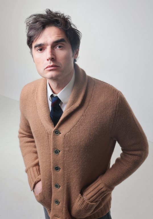 CHIARAVALLE, “UN AMORE”: IL 7 MARZO A TEATRO PAOLO BRIGUGLIA DÀ VOCE AL ROMANZO DI BUZZATI